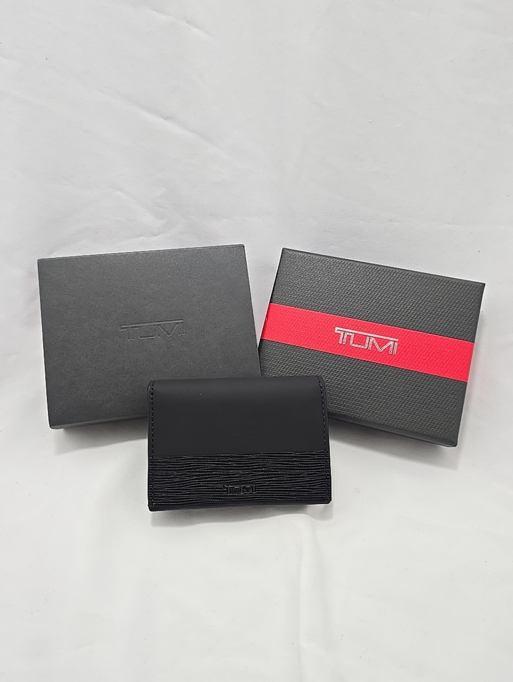 NIB Tumi Leather Gusseted Black Card Case Matte With Grainy Finish Unisex